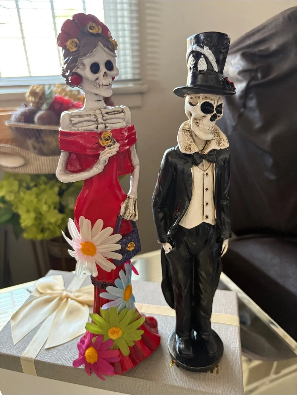Resin Catrines couple (12 inches) new in box